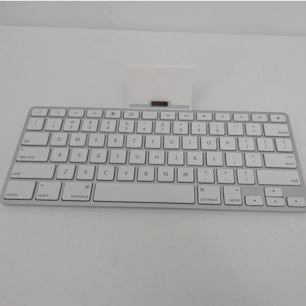 Apple iPad Keyboard Dock Model A1359 White 30 Pin Desktop Station Tested Working
